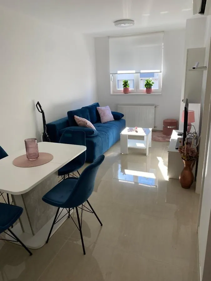 Apartman Lola Pola 0*,